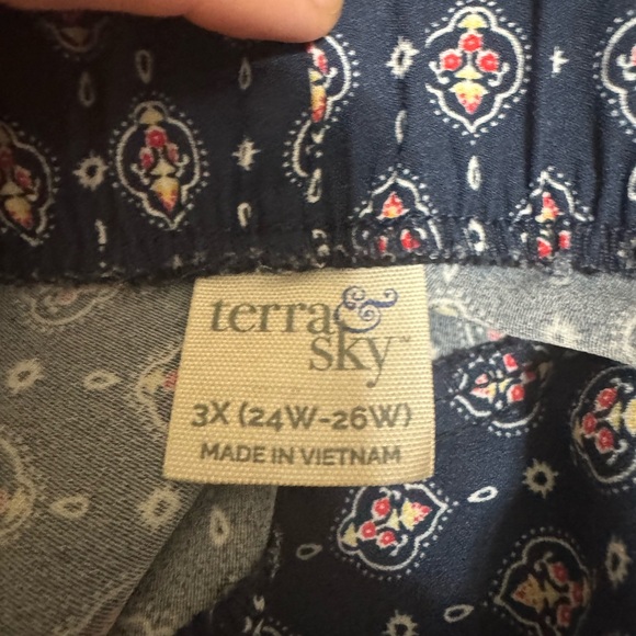 Loose, Patterned Pants - Picture 4 of 4